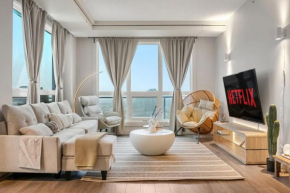 Luxury Penthouse with BBQ, Netflix, Balcony, Covered Parking, Office Space, Sleeps 6